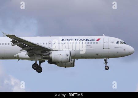 Amsterdam Schiphol, Niederlande. 30 Aug, 2018. Air France Airbus A320-200 mit der Registrierung F-HEPA gesehen der Landung am Flughafen Amsterdam Schiphol International Airport in den Niederlanden. Das Flugzeug fliegt seit Dezember 2009, ist es mit 2 CFM56-5 Triebwerken ausgestattet und verfügt über einen Sitz Konfiguration von 174 Economy Class. Air France verbindet Amsterdam Clermont-ferrand, Nantes, Paris Charles de Gaulle, Rennes, Straßburg und saisonale nach Marseille. Air France hat eine Flotte von 212 Flugzeugen. Credit: Nicolas Economou/SOPA Images/ZUMA Draht/Alamy leben Nachrichten Stockfoto