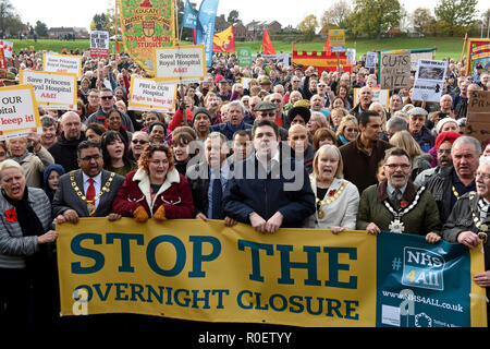 Shropshire, Großbritannien. 4. Nov 2018. Tausende von Menschen gegen die geplante Schließung der Princess Royal Hospital Unfall & Notaufnahme in Telford Credit protestieren: David Bagnall/Alamy leben Nachrichten Stockfoto