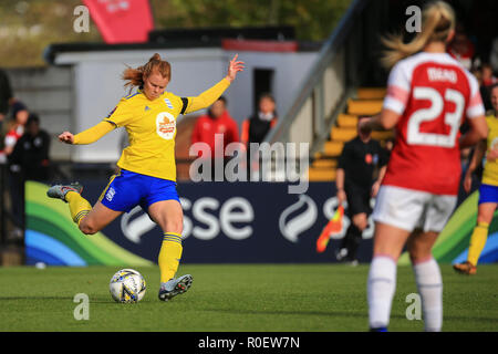 Borehamwood, London, UK. 4. November 2018. Meaghan Sargeant löscht den Ball in der Stadt Birmingham. Peter Lopeman/Alamy leben Nachrichten Stockfoto