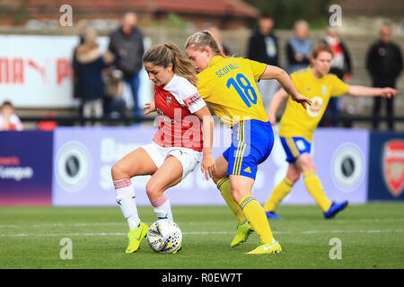 Borehamwood, London, UK. 4. November 2018. Arsenal van de Donk hält den Ball von Birmingham Schofield. Peter Lopeman/Alamy leben Nachrichten Stockfoto