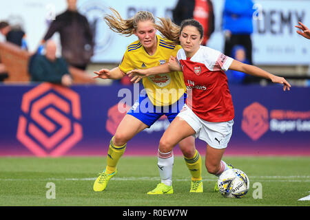 Borehamwood, London, UK. 4. November 2018. Arsenal van de Donk hält den Ball von Birmingham Schofield. Peter Lopeman/Alamy leben Nachrichten Stockfoto