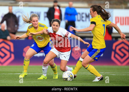 Borehamwood, London, UK. 4. November 2018. Arsenal van de Donk verliert den Ball zu Birmingham Chloe Arthur. Peter Lopeman/Alamy leben Nachrichten Stockfoto