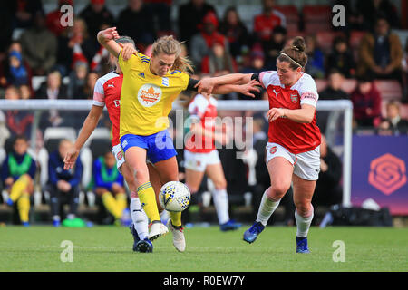 Borehamwood, London, UK. 4. November 2018. Birmingham, Charlie Wellings nimmt die Kugel fron Arsenal. Peter Lopeman/Alamy leben Nachrichten Stockfoto