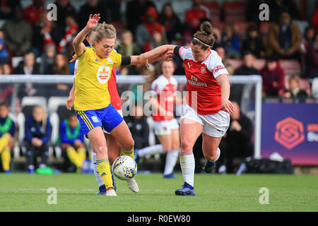 Borehamwood, London, UK. 4. November 2018. Birmingham, Charlie Wellings nimmt die Kugel fron Arsenal. Peter Lopeman/Alamy leben Nachrichten Stockfoto