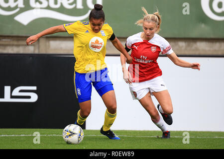 Borehamwood, London, UK. 4. November 2018. Ersatz Shania Hayles verteidigt den Ball gegen Arsenal Lea Williamson. Peter Lopeman/Alamy leben Nachrichten Stockfoto