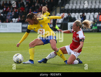 Borehamwood, Großbritannien. 4. Nov 2018. Jordan Nobby von Arsenal packt Lucy Staniforth von Birmingham City Frauen während der Frauen Super League Spiel zwischen Arsenal und Birmingham City Frauen an Langeweile Holz, Langeweile Holz, England am 04. Nov 2018. Kredit Aktion Foto Sport Foto Credit: Action Sport / alamy Leben Nachrichten Stockfoto