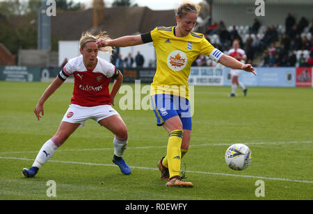 Borehamwood, Großbritannien. 4. Nov 2018. L-R Jordanien Nobby von Arsenal und Danique Kerkdijk von Bristol City Frauen während der Frauen Super League Spiel zwischen Arsenal und Birmingham City Frauen an Langeweile Holz, Langeweile Holz, England am 04. Nov 2018. Kredit Aktion Foto Sport Foto Credit: Action Sport / alamy Leben Nachrichten Stockfoto