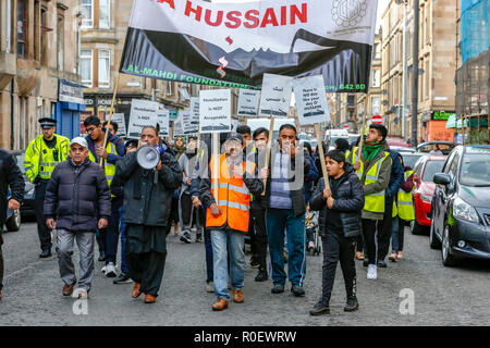 Glasgow, UK. 4. Nov 2018. Mehrere hundert sunnitische und schiitische Muslime zogen durch die Govanhill District von Glasgow die Aufmerksamkeit auf die Ungerechtigkeiten und Gewalt zu bringen, wird derzeit in den Nahen Osten im Namen des Islam verübt werden. Der März war zeitlich mit dem traditionellen islamischen Prozession ABRA'EEN (JULOOS), der seit 61 AH im Islamischen Kalender (10. Oktober 680) nach der Schlacht von Kerbela Credit: Findlay/Alamy Leben Nachrichten beobachtet wurde, übereinzustimmen Stockfoto