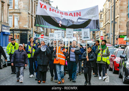 Glasgow, UK. 4. Nov 2018. Mehrere hundert sunnitische und schiitische Muslime zogen durch die Govanhill District von Glasgow die Aufmerksamkeit auf die Ungerechtigkeiten und Gewalt zu bringen, wird derzeit in den Nahen Osten im Namen des Islam verübt werden. Der März war zeitlich mit dem traditionellen islamischen Prozession ABRA'EEN (JULOOS), der seit 61 AH im Islamischen Kalender (10. Oktober 680) nach der Schlacht von Kerbela Credit: Findlay/Alamy Leben Nachrichten beobachtet wurde, übereinzustimmen Stockfoto
