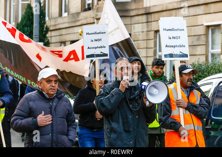 Glasgow, UK. 4. Nov 2018. Mehrere hundert sunnitische und schiitische Muslime zogen durch die Govanhill District von Glasgow die Aufmerksamkeit auf die Ungerechtigkeiten und Gewalt zu bringen, wird derzeit in den Nahen Osten im Namen des Islam verübt werden. Der März war zeitlich mit dem traditionellen islamischen Prozession ABRA'EEN (JULOOS), der seit 61 AH im Islamischen Kalender (10. Oktober 680) nach der Schlacht von Kerbela Credit: Findlay/Alamy Leben Nachrichten beobachtet wurde, übereinzustimmen Stockfoto