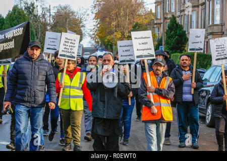 Glasgow, UK. 4. Nov 2018. Mehrere hundert sunnitische und schiitische Muslime zogen durch die Govanhill District von Glasgow die Aufmerksamkeit auf die Ungerechtigkeiten und Gewalt zu bringen, wird derzeit in den Nahen Osten im Namen des Islam verübt werden. Der März war zeitlich mit dem traditionellen islamischen Prozession ABRA'EEN (JULOOS), der seit 61 AH im Islamischen Kalender (10. Oktober 680) nach der Schlacht von Kerbela Credit: Findlay/Alamy Leben Nachrichten beobachtet wurde, übereinzustimmen Stockfoto