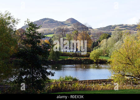 Schottland, Großbritannien. 4. Nov 2018. Ein Blick auf Arthur's Seat - Der erloschene Vulkan im Herzen von Edinburgh - von Figgate Park, im späten Herbst Sonnenschein, © Ken Jack/Alamy leben Nachrichten Stockfoto