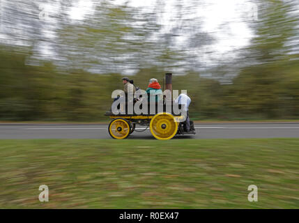 A23 südlich von Redhill, Großbritannien, 4. November 2018 - Bonhams London nach Brighton Veteran Car Run unterstützt von Hiscox. Vom Hyde Park, London, Madeira Drive, Brighton. Die weltberühmten Veranstaltung ist die älteste Motor und Dampf angetriebene Fahrzeuge, hergestellt vor 1905 Quelle: Andy Stehrenberger/Alamy leben Nachrichten Stockfoto