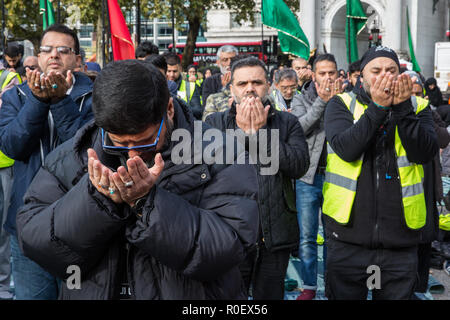 London, Großbritannien. 4. November 2018. Schiitische Muslime beten vor dem 38. Arbaeen Prozession. Es wird jedes Jahr mit einer Pilgerfahrt nach Kerbala im Irak, die größte jährliche Zusammenkunft von Menschen überall auf der Erde, die das Martyrium des Imam Hussein ibn Ali, der Enkel des heiligen Propheten Muhammed, der in der Schlacht von Kerbela im AD 680 getötet wurde, übereinstimmen. Credit: Mark Kerrison/Alamy leben Nachrichten Stockfoto