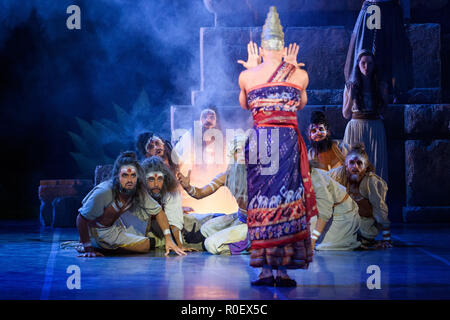 Berlin, Deutschland. 02 Nov, 2018. Die Tänzerin Tommaso Renda ist auf der Bühne während das Foto Probe des Stücks "La Bayadere" an der Staatsoper Berlin. Das Ballett von Marius Petipa wurde artised von Alexei Ratmansky und feiert seine Premiere am 04.11.2018. Credit: Gregor Fischer/dpa/Alamy leben Nachrichten Stockfoto