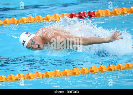 Peking, China. 4 Nov, 2018. Wladimir Morosow Russland konkurriert während der Männer 50 m Schmetterling Finale bei FINA Swimming World Cup 2018 in Peking, China, November 4, 2018. Credit: Ju Huanzong/Xinhua/Alamy leben Nachrichten Stockfoto