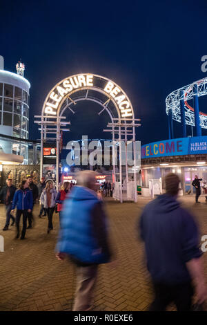 Blackpool Großbritannien, 4. November 2018. Wetter news. Eine milde und etwas langweiligen Abend in Blackpool heute Abend als die Leuchten werden zum letzten Mal in der Saison 2018. © Gary Telford/Alamy leben Nachrichten Stockfoto