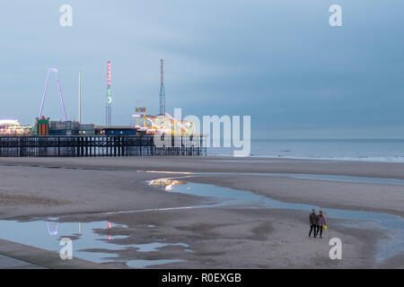 Blackpool Großbritannien, 4. November 2018. Wetter news. Eine milde und etwas langweiligen Abend in Blackpool heute Abend als die Leuchten werden zum letzten Mal in der Saison 2018. © Gary Telford/Alamy leben Nachrichten Stockfoto