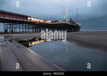 Blackpool Großbritannien, 4. November 2018. Wetter news. Eine milde und etwas langweiligen Abend in Blackpool heute Abend als die Leuchten werden zum letzten Mal in der Saison 2018. © Gary Telford/Alamy leben Nachrichten Stockfoto