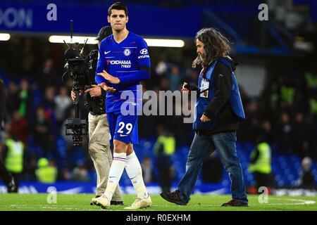 London, Großbritannien. 4. Nov 2018. Alvaro Morata von Chelsea klatschen die Fans nach dem Spiel. Premier League match, Chelsea v Crystal Palace an der Stamford Bridge in London am Sonntag, den 4. November 2018. Dieses Bild dürfen nur für redaktionelle Zwecke verwendet werden. Nur die redaktionelle Nutzung, eine Lizenz für die gewerbliche Nutzung erforderlich. Keine Verwendung in Wetten, Spiele oder einer einzelnen Verein/Liga/player Publikationen. pic von Steffan Bowen/Andrew Orchard sport Fotografie/Alamy leben Nachrichten Stockfoto