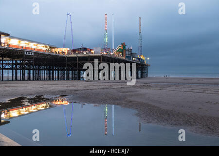 Blackpool Großbritannien, 4. November 2018. Wetter news. Eine milde und etwas langweiligen Abend in Blackpool heute Abend als die Leuchten werden zum letzten Mal in der Saison 2018. © Gary Telford/Alamy leben Nachrichten Stockfoto