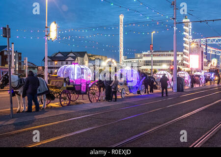 Blackpool Großbritannien, 4. November 2018. Wetter news. Eine milde und etwas langweiligen Abend in Blackpool heute Abend als die Leuchten werden zum letzten Mal in der Saison 2018. © Gary Telford/Alamy leben Nachrichten Stockfoto