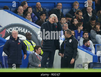 Stamford Bridge, London, UK. 4 Nov, 2018. EPL Premier League Fußball, Chelsea gegen Crystal Palace; Crystal Palace Manager Roy Hodgson den Kopf kratzen von der touchline Credit: Aktion plus Sport/Alamy leben Nachrichten Stockfoto