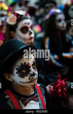 Madrid, Spanien. 4 Nov, 2018. Junge Frauen als Catrina, die Mexikanische traditionelle Darstellung von Tod, dargestellt vor einer Catrina Wettbewerb als Teil der Feierlichkeiten zum Tag der Toten (Dia de los Muertos) in Madrid, Spanien gekleidet. Credit: Marcos del Mazo/Alamy leben Nachrichten Stockfoto