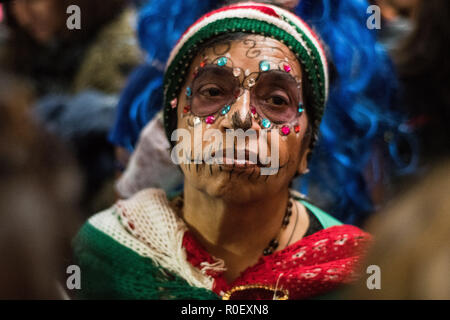 Madrid, Spanien. 4 Nov, 2018. Eine Frau als Catrina, die Mexikanische traditionelle Darstellung von Tod, dargestellt vor einer Catrina Wettbewerb als Teil der Feierlichkeiten zum Tag der Toten (Dia de los Muertos) in Madrid, Spanien gekleidet. Credit: Marcos del Mazo/Alamy leben Nachrichten Stockfoto