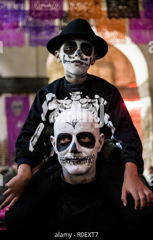 Madrid, Spanien. 4 Nov, 2018. Vater und Sohn gekleidet, wie den Tod, dargestellt vor einer Catrina Wettbewerb als Teil der Feierlichkeiten zum Tag der Toten (Dia de los Muertos) in Madrid, Spanien. Credit: Marcos del Mazo/Alamy leben Nachrichten Stockfoto