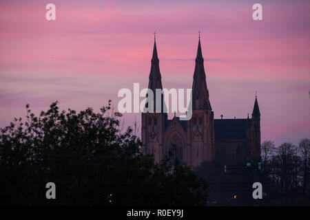 Nordirland, Großbritannien. 4. November 2018. UK Wetter: Nach einem sonnigen Tag ein farbenfroher Sonnenuntergang über die St. Patrick's Cathedral, Armagh. Credit: Ian Proctor/Alamy leben Nachrichten Stockfoto