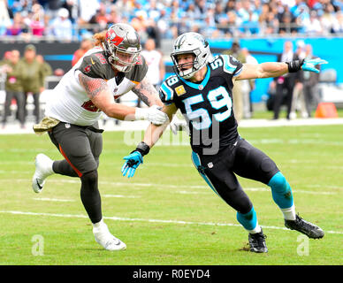 Charlotte, North Carolina, USA. 4 Nov, 2018. Carolina Panthers linebacker LUKAS KUECHLY (59) bewegt sich um die Tampa Bay Buccaneers center RYAN JENSEN (66) in einem Spiel an der Bank von Amerika Stadium. Credit: Ed Clemente/ZUMA Draht/Alamy leben Nachrichten Stockfoto