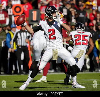 Maryland, USA. 4 Nov, 2018. Atlanta Falcons QB #2 Matt Ryan ist wieder der Fußball bei einem NFL Football Spiel zwischen den Washington Redskins und die Atlanta Falcons an FedEx Field in Landover, Md. Justin Cooper/CSM/Alamy leben Nachrichten Stockfoto