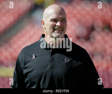 Maryland, USA. 4 Nov, 2018. Atlanta Falcons Head Coach Dan Quinn, bevor ein NFL Football Spiel zwischen den Washington Redskins und die Atlanta Falcons an FedEx Field in Landover, Md. Justin Cooper/CSM/Alamy leben Nachrichten Stockfoto