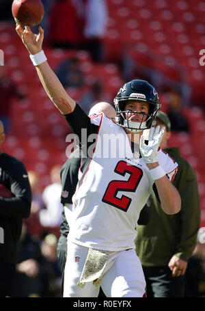 Maryland, USA. 4 Nov, 2018. Atlanta Falcons QB #2 Matt Ryan erwärmt, bevor ein NFL Football Spiel zwischen den Washington Redskins und die Atlanta Falcons an FedEx Field in Landover, Md. Justin Cooper/CSM/Alamy leben Nachrichten Stockfoto