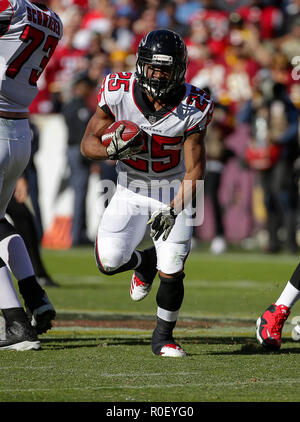 Maryland, USA. 4 Nov, 2018. Atlanta Falcons RB #25 Ito Smith läuft mit dem Ball während eines NFL Football Spiel zwischen den Washington Redskins und die Atlanta Falcons an FedEx Field in Landover, Md. Justin Cooper/CSM/Alamy leben Nachrichten Stockfoto