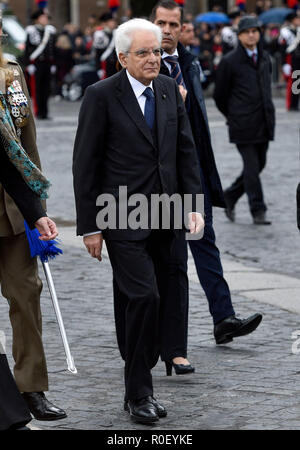 Rom, Italien. 4 Nov, 2018. Italiens Präsident Sergio Mattarella (C) nimmt an einer Zeremonie der Nationalen Einheit und der Streitkräfte Tag in Rom, Italien, Nov. 4, 2018 Kennzeichnung. Credit: Elisa Lingria/Xinhua/Alamy leben Nachrichten Stockfoto