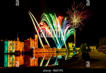 Leeds Castle, Kent, England, Großbritannien. Das größte Feuerwerk im Südosten Englands. Stockfoto