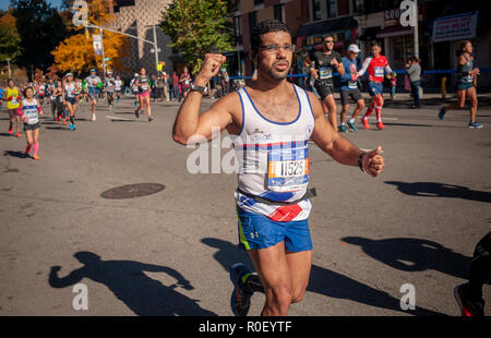 New York, USA. 4. Nov 2018. Läufer durch Harlem in New York in der Nähe des 22 km Markierung in der Nähe von Mount Morris Park am Sonntag, 4. November 2018 in die 48. jährliche TCS New York City Marathon. Über 50.000 Läufer aus über 120 Ländern konkurrieren in der Rasse, der grössten Marathon der Welt. (Â© Richard B. Levine) Credit: Richard Levine/Alamy leben Nachrichten Stockfoto