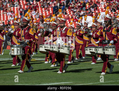 Maryland, USA. 4. Nov 2018. Washington Redskins Marching Band führt vor dem Spiel gegen die Atlanta Falcons an FedEx Field in Landover, Maryland am Sonntag, 4. November 2018. Credit: Ron Sachs/CNP | Verwendung der weltweiten Kredit: dpa Picture alliance/Alamy leben Nachrichten Stockfoto