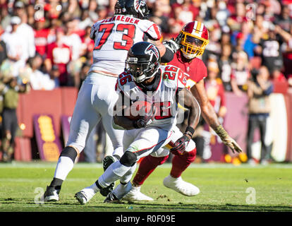 Maryland, USA. 4. Nov 2018. Atlanta Falcons zurück laufen Elzweiler Coleman (26) Trägt die Kugel im zweiten Viertel gegen die Washington Redskins an FedEx Field in Landover, Maryland am Sonntag, 4. November 2018. Credit: Ron Sachs/CNP | Verwendung der weltweiten Kredit: dpa Picture alliance/Alamy leben Nachrichten Stockfoto