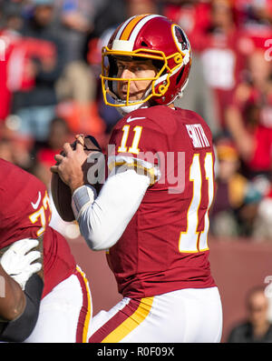 Maryland, USA. 4. Nov 2018. Washington Redskins Quarterback Alex Smith (11) sieht für einen Empfänger im ersten Viertel gegen die Atlanta Falcons an FedEx Field in Landover, Maryland am Sonntag, 4. November 2018. Credit: Ron Sachs/CNP | Verwendung der weltweiten Kredit: dpa Picture alliance/Alamy leben Nachrichten Stockfoto