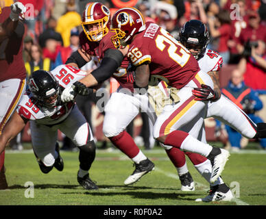 Maryland, USA. 4. Nov 2018. Washington Redskins zurück Adrian Peterson laufen (26) Trägt die Kugel im ersten Viertel gegen die Atlanta Falcons an FedEx Field in Landover, Maryland am Sonntag, 4. November 2018. Credit: Ron Sachs/CNP | Verwendung der weltweiten Kredit: dpa Picture alliance/Alamy leben Nachrichten Stockfoto