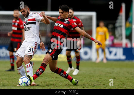 Sao Paulo, Brasilien. 4 Nov, 2018. SÃO PAULO FC X FLAMENGO - paquetá und Liziero während des Spiels zwischen São Paulo FC und Flamengo gehalten an der Morumbi Stadion in São Paulo, SP. Das gleiche gilt für die 32. Runde der brasilianischen Meisterschaft. (Foto: Marco Galvão/Fotoarena) Credit: Foto Arena LTDA/Alamy leben Nachrichten Stockfoto