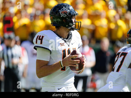 Waco, Texas, USA. 3. November, 2018. Oklahoma State Cowboys Quarterback Taylor Cornelius (14) Tropfen zurück in die Tasche während der ersten Hälfte der NCAA Football Spiel zwischen der Oklahoma State Cowboys und die Baylor Bären an McLane Stadion in Waco, Texas. Matthew Lynch/CSM/Alamy leben Nachrichten Stockfoto