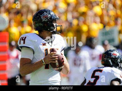 Waco, Texas, USA. 3. November, 2018. Oklahoma State Cowboys Quarterback Taylor Cornelius (14) Tropfen zurück in die Tasche während der ersten Hälfte der NCAA Football Spiel zwischen der Oklahoma State Cowboys und die Baylor Bären an McLane Stadion in Waco, Texas. Matthew Lynch/CSM/Alamy leben Nachrichten Stockfoto