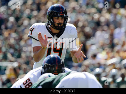 Waco, Texas, USA. 3. November, 2018. Oklahoma State Cowboys Quarterback Taylor Cornelius (14) erhält für den Snap bereit, während der zweiten Hälfte der NCAA Football Spiel zwischen der Oklahoma State Cowboys und die Baylor Bären an McLane Stadion in Waco, Texas. Matthew Lynch/CSM/Alamy leben Nachrichten Stockfoto