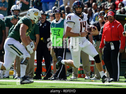 Waco, Texas, USA. 3. November, 2018. Baylor Bears linebacker Ton Johnston (44) chasing Oklahoma State Cowboys Quarterback Taylor Cornelius (14) in Richtung der Seitenlinie während der zweiten Hälfte der NCAA Football Spiel zwischen der Oklahoma State Cowboys und die Baylor Bären an McLane Stadion in Waco, Texas. Matthew Lynch/CSM/Alamy leben Nachrichten Stockfoto