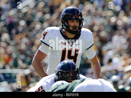 Waco, Texas, USA. 3. November, 2018. Oklahoma State Cowboys Quarterback Taylor Cornelius (14) fordert ein Spiel an der Linie während der zweiten Hälfte der NCAA Football Spiel zwischen der Oklahoma State Cowboys und die Baylor Bären an McLane Stadion in Waco, Texas. Matthew Lynch/CSM/Alamy leben Nachrichten Stockfoto