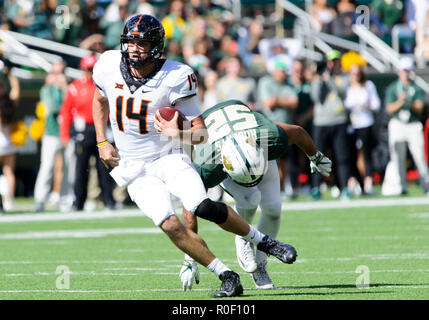 Waco, Texas, USA. 3. November, 2018. Baylor Bears defensive Ende Greg Roberts (52) versucht, Oklahoma State Cowboys Quarterback Taylor Cornelius (14) während der zweiten Hälfte der NCAA Football Spiel zwischen der Oklahoma State Cowboys und die Baylor Bären an McLane Stadion in Waco, Texas. Matthew Lynch/CSM/Alamy leben Nachrichten Stockfoto